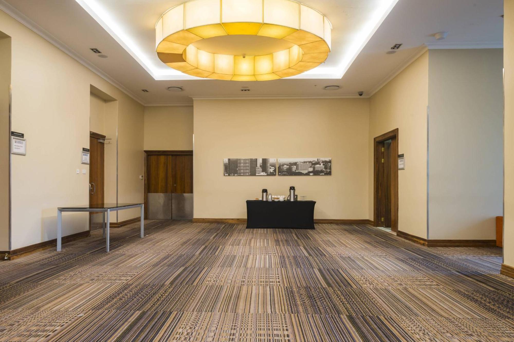 Protea Hotel By Marriott Gaborone Masa Square Exterior foto